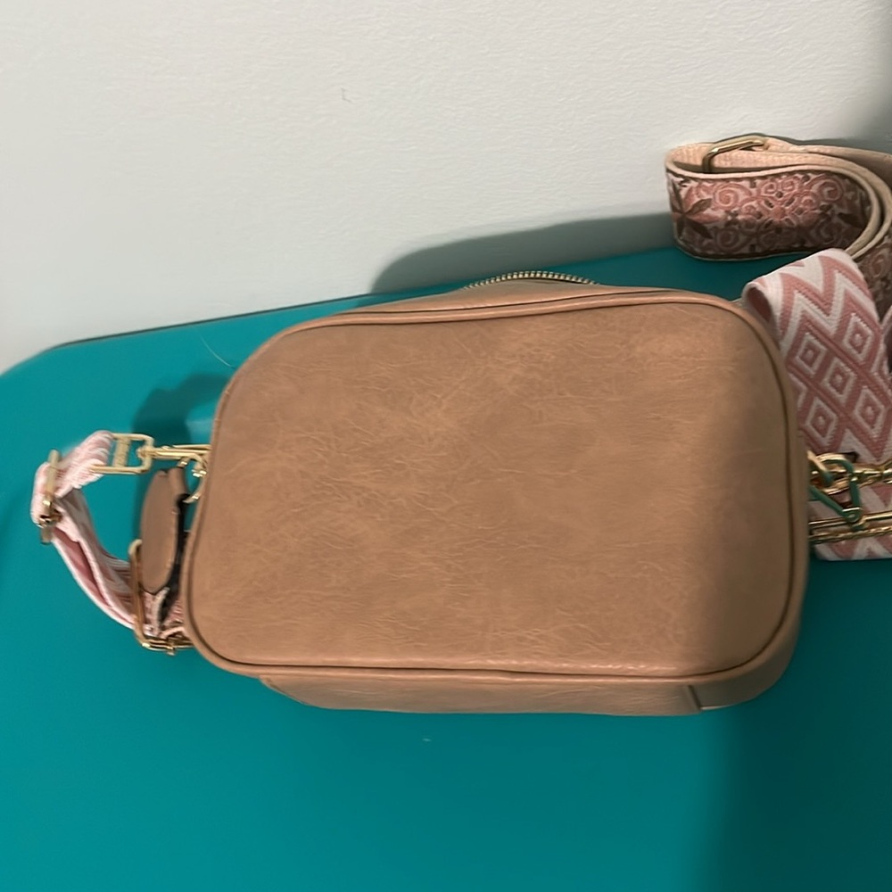 Modern Chic Camera Bag - Picture 3 of 5